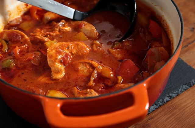 Poulet aux poivrons et pommes de terre sauce tomate et paprika - Photo par 750g