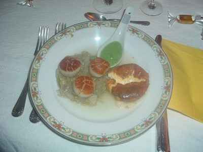 Noix de St Jacques à la fondue de chicons et son petit flan d'ail confit avec sa crème aux deux persils - Photo par acazal