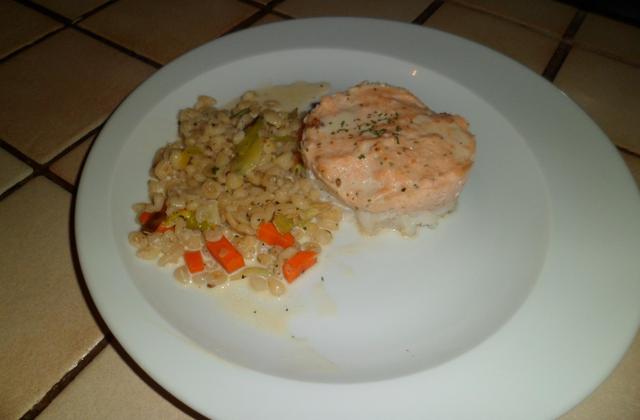 Cabillaud, mousse de saumon accompagnée de blé et légumes - Photo par melaniiO