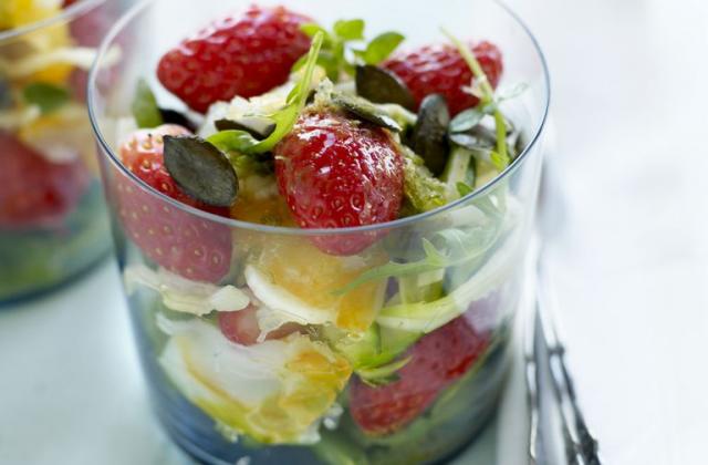 Méli-mélo de fraises de France, légumes et haddock, graines de courge grillées - Photo par AOPn fraise