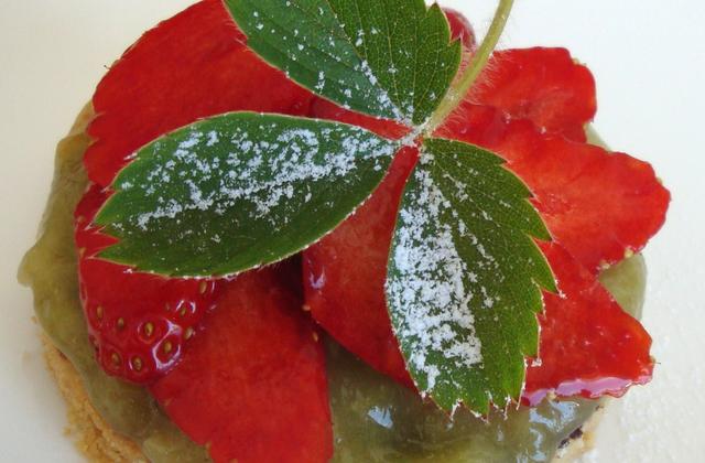 Sablé breton, compotée de rhubarbe et pétales de fraises - Photo par lagrio