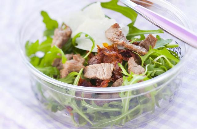 Salade de mesclun aux lardons d'agneau et tomates séchées - Photo par Agneau Presto