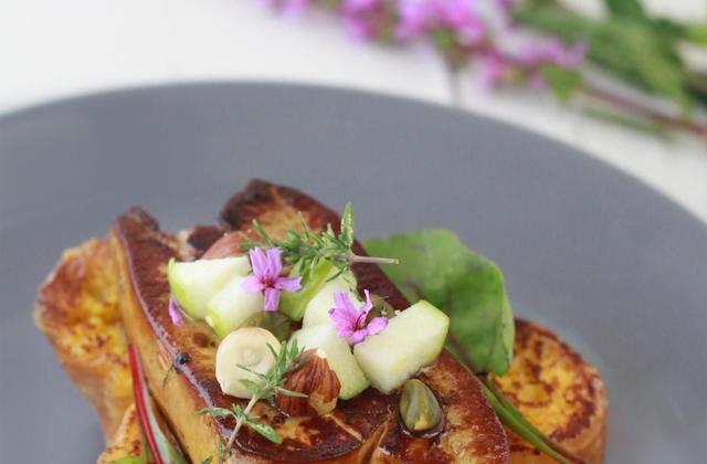 Brioche perdue au Floc de Gascogne, foie gras du Gers poêlé aux fruits secs et chutney d'abricots - Photo par fraises
