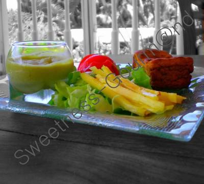 Mousse d'asperge, cake carotte-cumin-noix et sa salade exotique - Photo par unetoquee