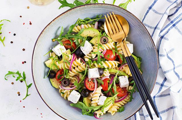 Salade de pâtes à l’avocat, oignons rouges, olives et féta - Photo par 750g