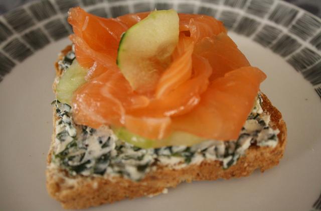 Tartine carré frais, algue wakamé et saumon - Photo par brigitXg