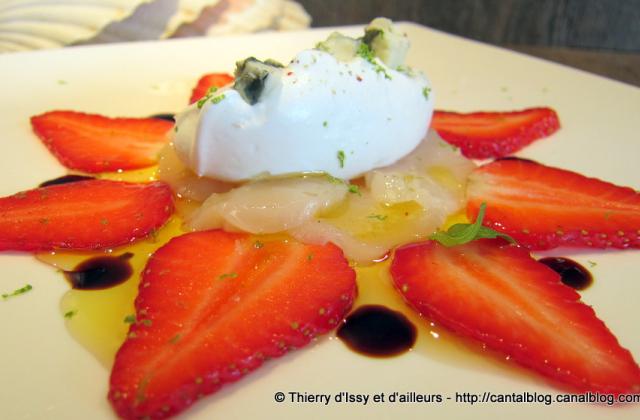 Saint-Jacques et fraises en carpaccio, chantilly légère au roquefort - Photo par THIERRY NICOLAS