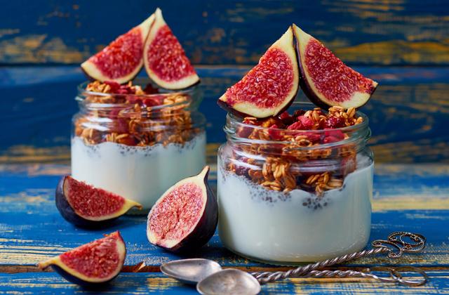Breakfast bowl au lait d'amandes, graines de chia, granola et figues - Photo par 750g