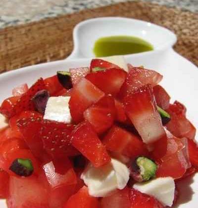 Tartare de fraises, tomates et mozzarella à l'huile de pistache - Photo par 750g