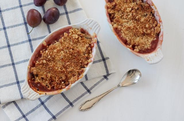 Crumble aux prunes rouges - Photo par 750g