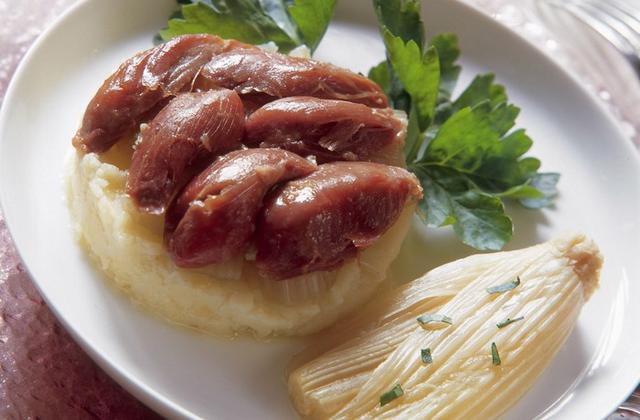 Parmentier de canard à la purée de pommes de terres écrasées à l'huile d'olive et aux coeurs de céleri braisés à la graisse de canard. - Photo par Cassegrain