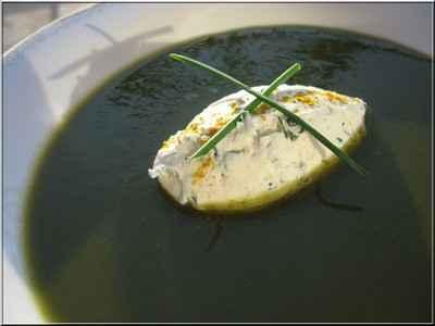 Potage mâche patate douce et sa quenelle de brousse au curry - Photo par nathalh2d