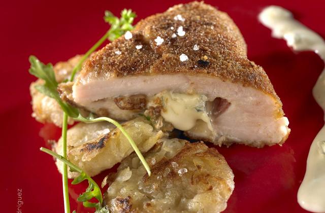 Cordon bleu, pruneaux, salami, Bresse Bleu et sa galette de pommes de terre, sauce au Bresse Bleu - Photo par Quiveutdufromage.com
