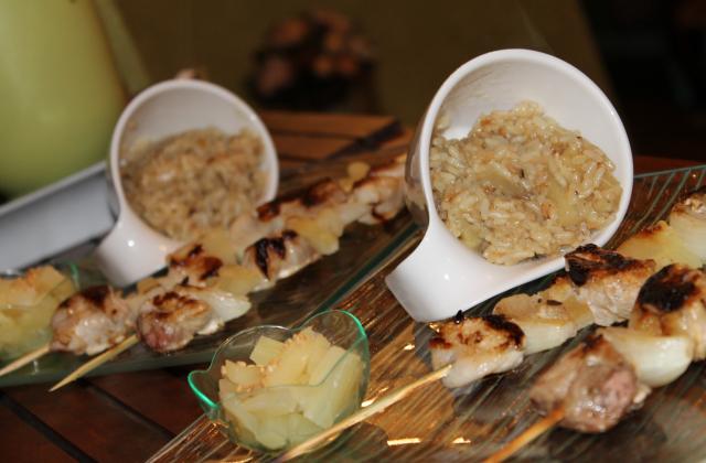 Brochettes de porc à l'ananas servis avec riz exotique sauté - Photo par Carole94