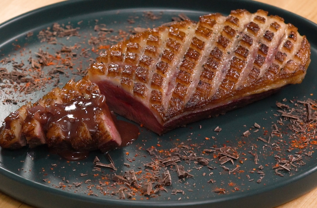 Magret de canard et sauce au cacao - Photo par CIFOG (Comité Interprofessionnel des Palmipèdes à Foie Gras)
