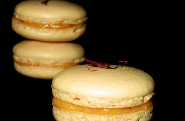 Macarons abricot et safran - les gourmandises de chloe
