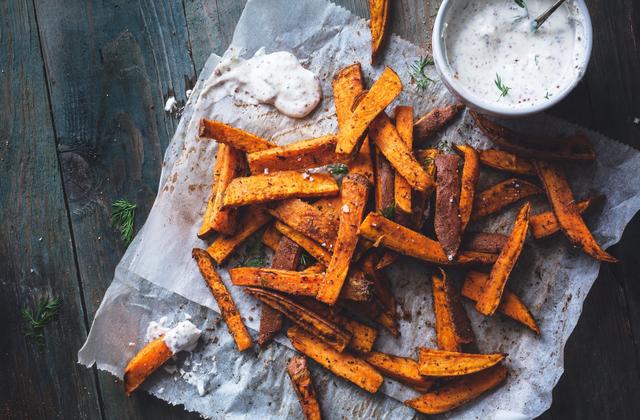 Frites de patate douces aux épices, sauce yaourt à l’aneth - Photo par Pascale Weeks