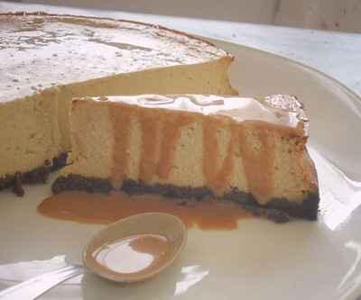 Cheesecake banane sauce caramel au lait de coco et rhum - xriski