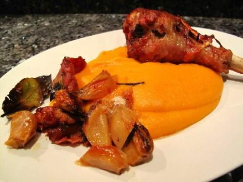 Cuisse de dinde rôtie à la bière et au genièvre d"après les soeurs Scotto, purée de patate douce - Photo par lacath