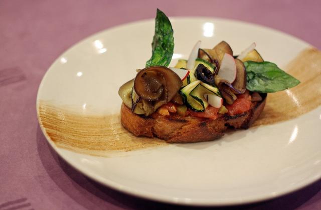 Bruschetta aux légumes grillés, compotée au ketchup hot et chips de basilic - tentat