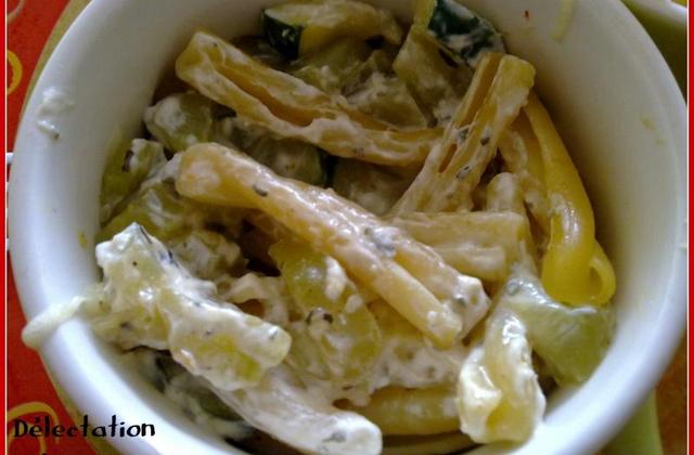 Pâtes cuites en risotto à l'ail et fines herbes, concombres et courgettes - Photo par delect