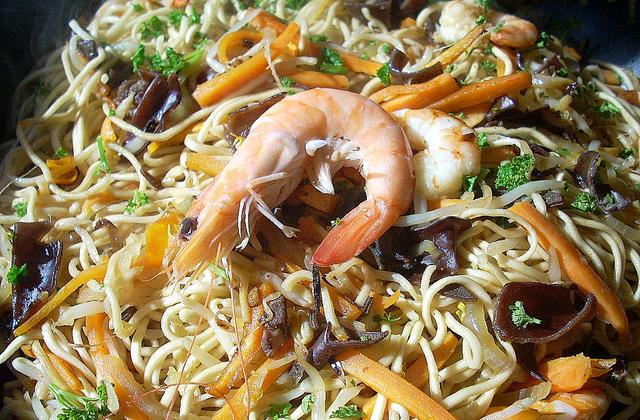 Nouilles sautées aux crevettes - Photo par La soupe à la citrouille