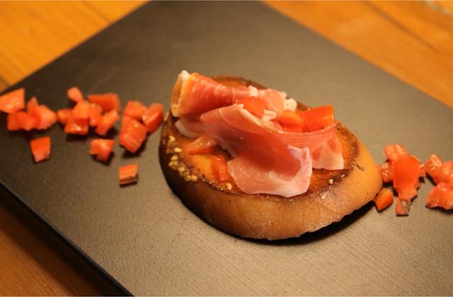 Tartine de pain aillé avec tomate et jambon - 750g