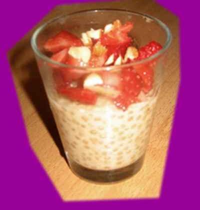 Verrine de crème tapioca / fève tonka, fraises et amandes grillées - Photo par hayatc