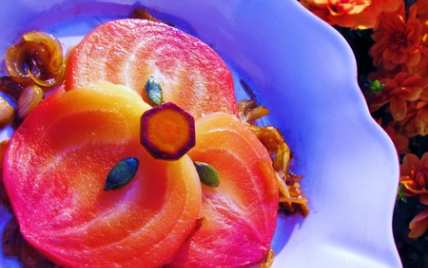 Entrée de betteraves chaudes avec son confit d'oignons - marie-et-esmeralda