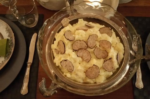 Pomme de terre au four et perles de truffe - Photo par ionfar