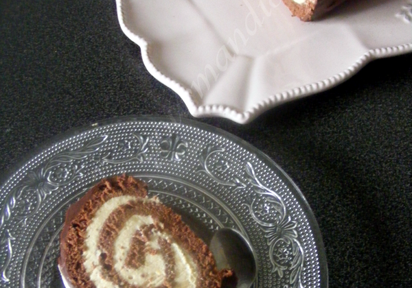 Bûche roulée au chocolat, crème légère saveur pain d'épices - Photo par Sabrin