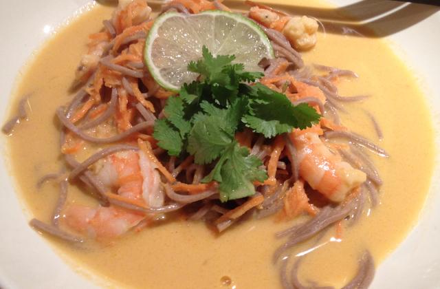 Soupe de crevettes et soba au lait de coco - Photo par bananacake