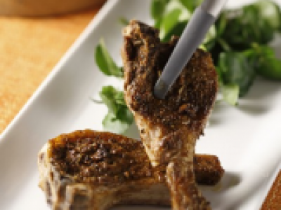 Côtes d'agneau aux épices accompagnées de cresson - Photo par 750g