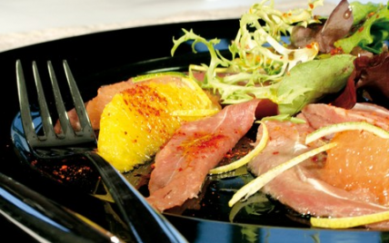 Carpaccio de canard vinaigrette d'agrumes, mesclun de salade au basilic - Piment d'Espelette