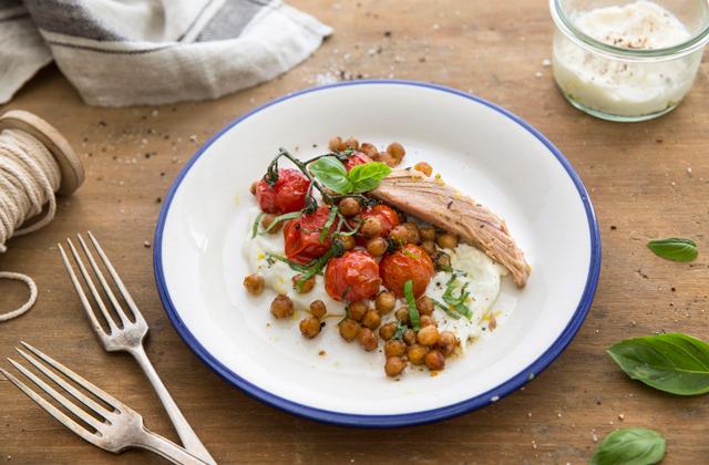 Thon basilic, tomates et pois chiches rôtis, crème de ricotta - Photo par Petit Navire