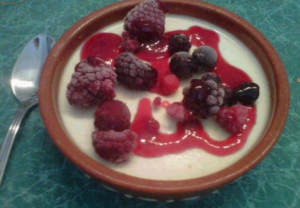 Panna cotta aux fruits rouges maison - Photo par mggmli