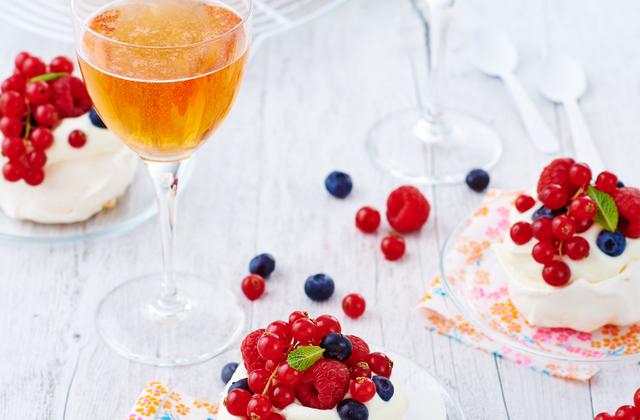 Mini pavlova aux fruits rouges nappée d'une crème fouettée légère au cidre - Unicid