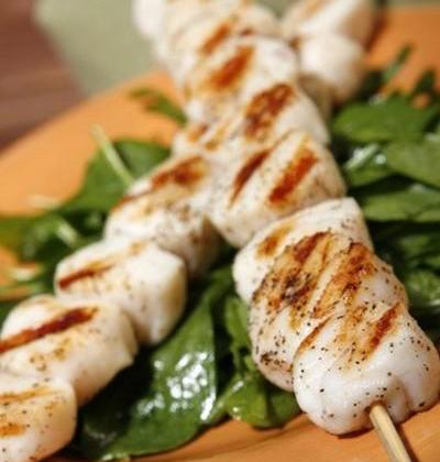 Brochettes de saint jacques, saucisse morteau - Photo par brenetM