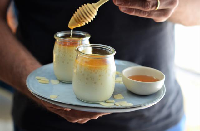 Petit pot de crème au lait d'amandes et au miel - Photo par Nadia Paprikas