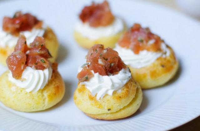 Petits choux farcis au fromage et saumon fumé - Photo par PourDeBon