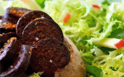 Salade frisée et pomme, bruschetta de boudin et piment d'espelette - Photo par Bonduelle