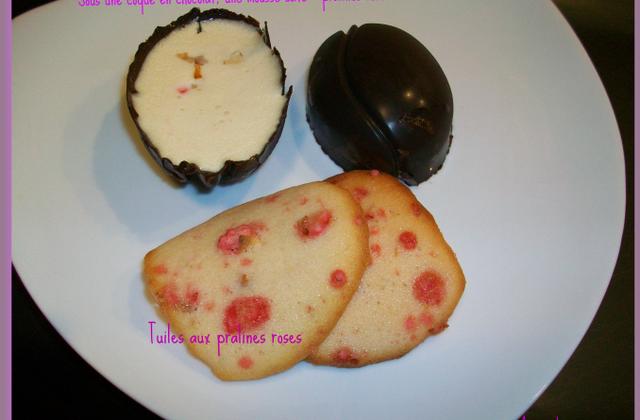 Sous une coque en chocolat, mousse café & pralines roses - Annick