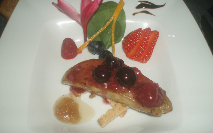 Escalope de foie gras déglacé au champagne et ses fruits rouges - Photo par ededtahiti