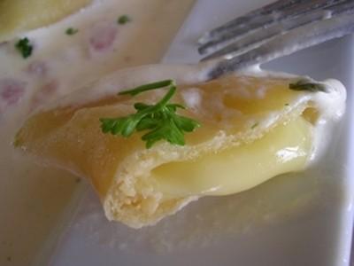 Ravioles au Maroilles sur infusion crémeuse aux lardons - Photo par Lapin cuisinier