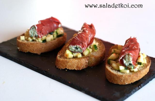 Crostinis au tartare de courgettes marinées, roulé de Bresaola aux arômes d'Italie - Photo par LucieLabide