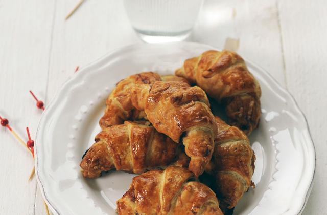 Petits croissants au jambon et sauce barbecue - Photo par Amora