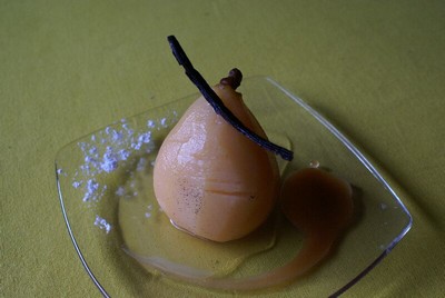 Poires pochées à la vanille et au citron vert - Photo par jean marc pierson