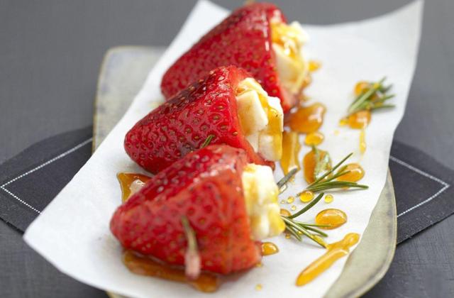Brochettes fraises miel-romarin au Pouligny Saint-Pierre - Photo par Fromages de Chèvre