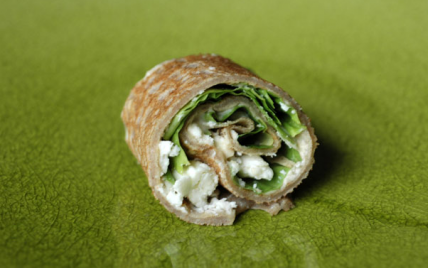 Petits roulés de galettes de Sarrazin à l'houmous, laitue et féta - Photo par Pascale Weeks