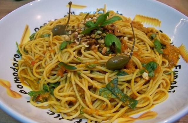Spaghettis façon sicilienne au thon, câpres, piment et pissala - Photo par coco006